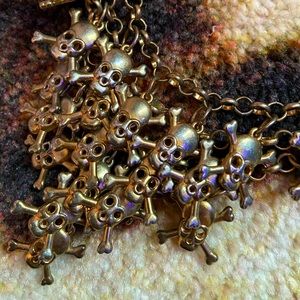 Betsey skull necklace